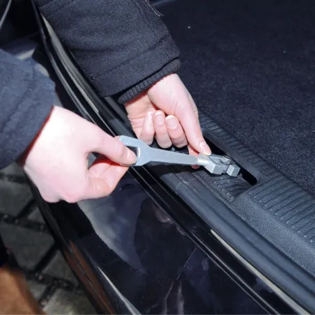 Auto pagasiruumi uksehoidja
