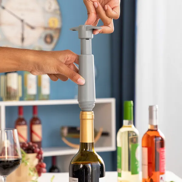 Vacuum Pump and Wine Stoppers Winuum InnovaGoods (4 caps)