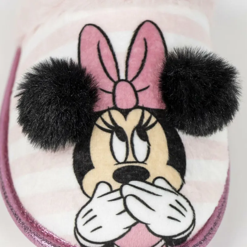 домашними тапочками Minnie Mouse