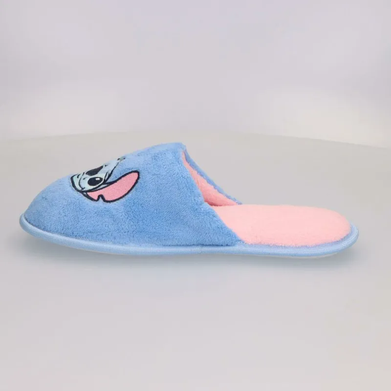 домашними тапочками Stitch