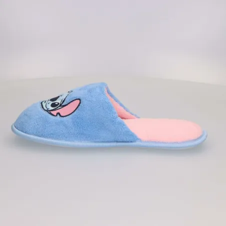 домашними тапочками Stitch