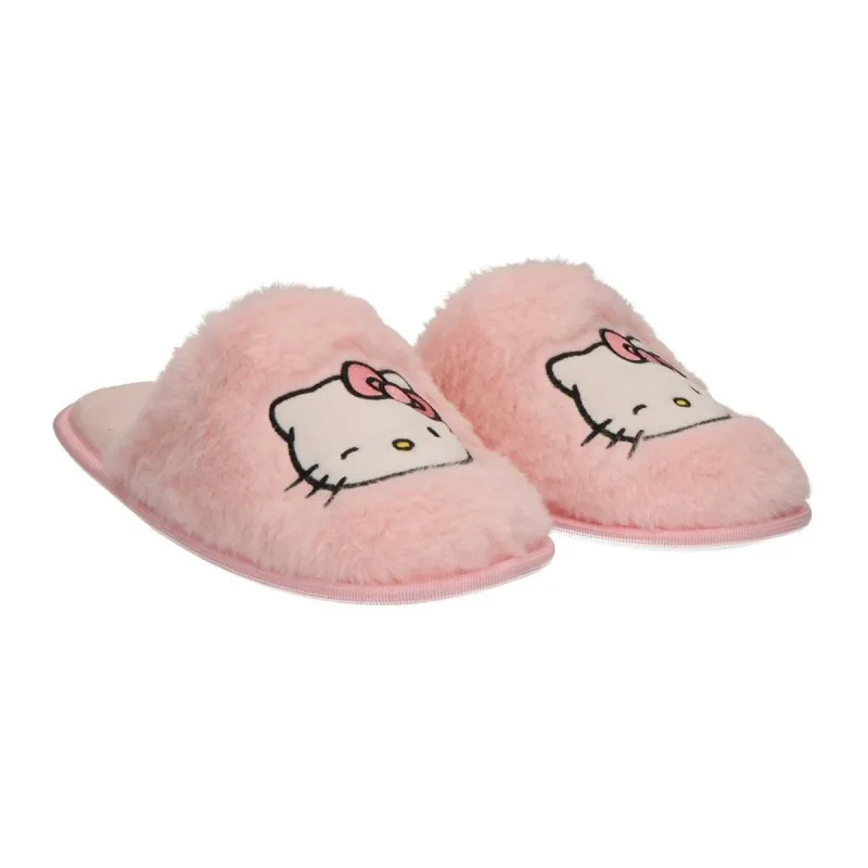 домашними тапочками Hello Kitty