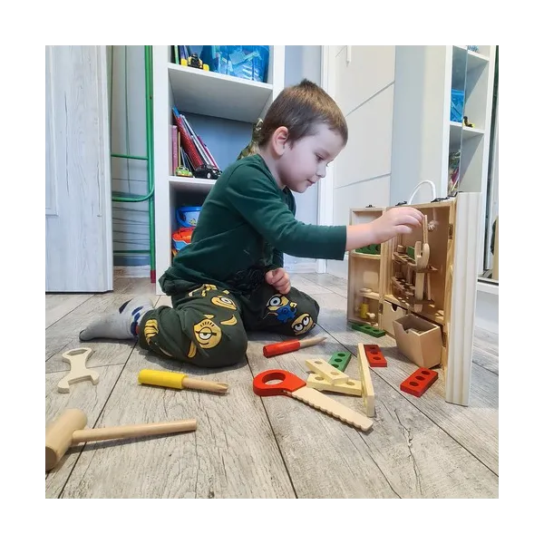 Box + set of wooden tools 22697
