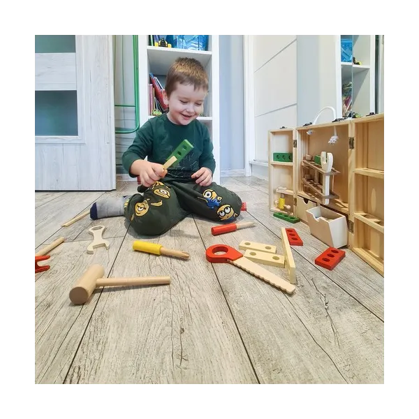 Box + set of wooden tools 22697