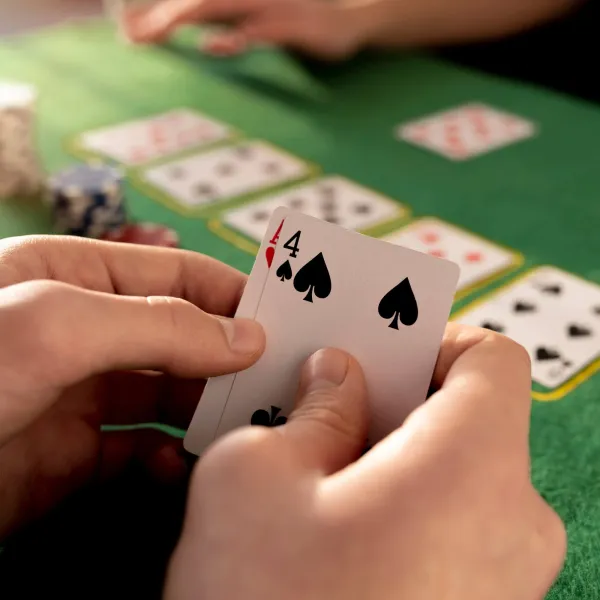 Pokera komplekts 300 žetoni, kārtis, spēļu paklājs, kauliņi, čemodāns Springos KG0022