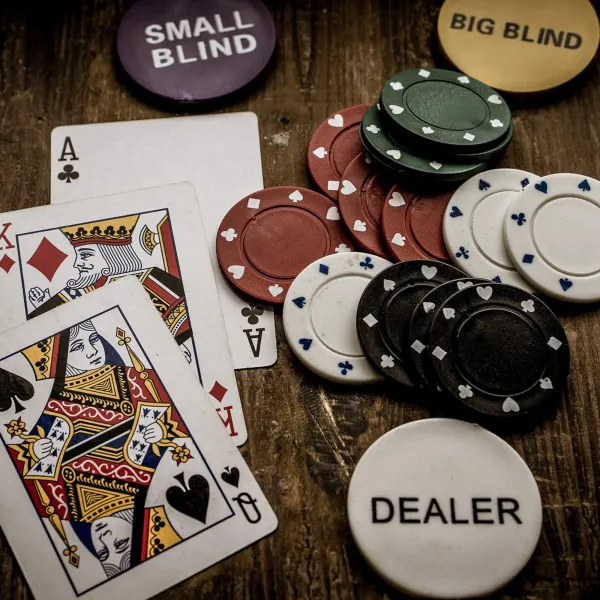 Pokerisetti 300 pelimerkkiä, kortit, matto, nopat, salkku Springos KG0022