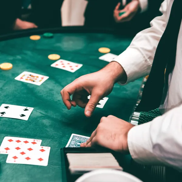 Pokerisetti 300 pelimerkkiä, kortit, matto, nopat, salkku Springos KG0022