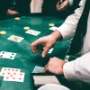 Pokerisetti 300 pelimerkkiä, kortit, matto, nopat, salkku Springos KG0022